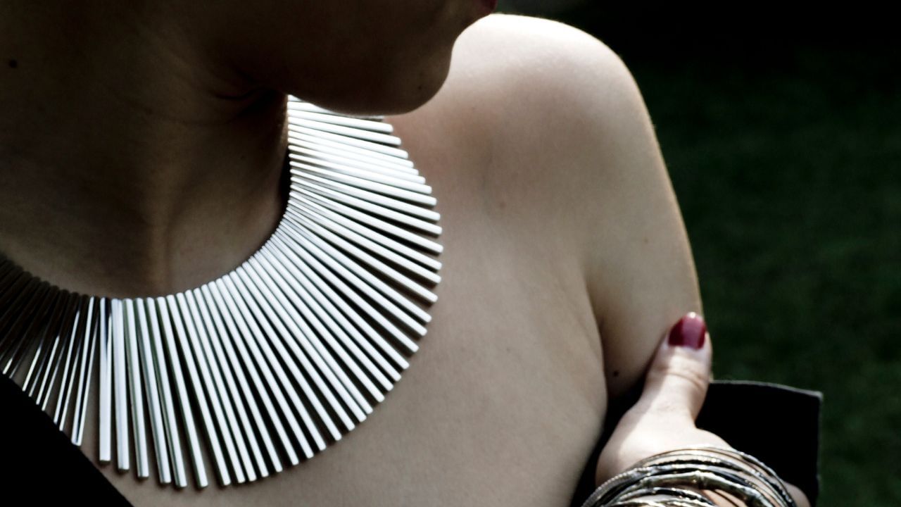 എന്നാല്‍ 12 മുതല്‍ 24 മാസം വരെയുള്ള കാലയളവില്‍ വെള്ളി പ്രതീക്ഷ നല്‍കുന്നു. വ്യാവസായിക ആവശ്യങ്ങള്‍ വര്‍ധിക്കുന്നത്, നിക്ഷേപം, കുറഞ്ഞ പലിശ നിരക്കുകള്‍ തുടങ്ങി വിവിധ ഘടകങ്ങള്‍ വെള്ളി നിരക്ക് ഉയര്‍ത്തുമെന്നും ത്രിവേദി പറഞ്ഞു. 
