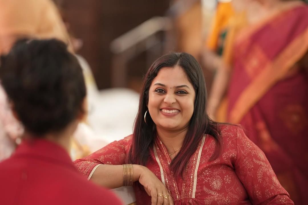 മലയാള മിനിസ്ക്രീനിലൂടെ സുപരിചിതയാണ് നടി ശ്രീക്കുട്ടി. എന്നാൽ കഴിഞ്ഞ കുറച്ച് നാളുകളായി അഭിനയത്തിൽ നിന്നും വിട്ടുനിൽക്കുകയാണ് താരം. എന്നാൽ സോഷ്യൽ മീഡിയയിൽ സജീവമായ താരം തന്റെ സ്വകാര്യ ജീവിതത്തെ കുറിച്ച് ആരാധകരുമായി പങ്കുവയ്ക്കാറുണ്ട്. (Image Credits: Instagram)