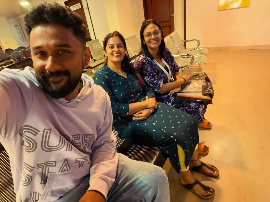 ഇതോടെ ശ്രീക്കുട്ടി രണ്ടാമത് ​ഗർഭിണിയാണെന്ന് ആരാധകർ ചിന്തിച്ചെങ്കിലും താൻ അല്ല ​ഗർഭിണിയെന്നും തന്റെ സഹോദരിയാണെന്നും താരം വെളിപ്പെടുത്തുന്നത്. പന്ത്രണ്ട് വർഷങ്ങൾക്കുശേഷമാണ് കുടുംബത്തിലേക്ക് ഒരു കുഞ്ഞ് അതിഥി വരാൻ പോകുന്നത്.