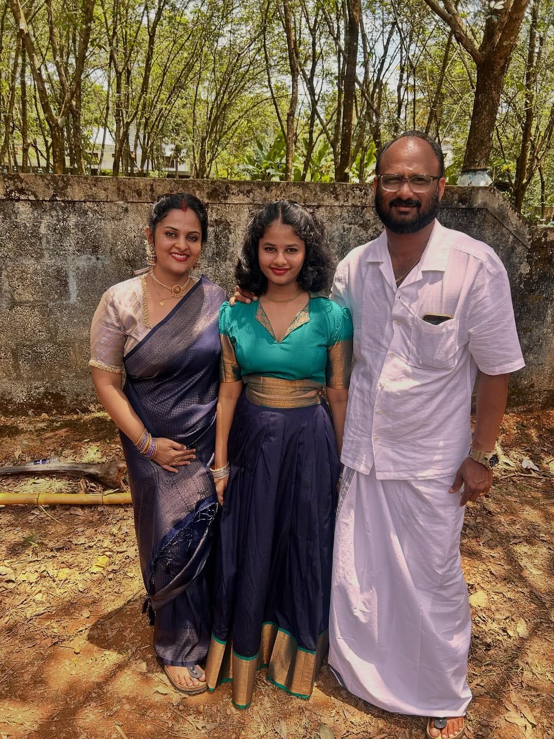 ശ്രീകുട്ടിയുടെ യൂട്യൂബ് വ്ളോഗിലൂടെ മകൾ വേദയും ഭർത്താവ് മനോജും അടക്കം അനിയത്തിയും അമ്മയും എല്ലാം പ്രേക്ഷകർക്ക് സുപരിചിതരാണ്.ഇപ്പോഴിതാ 12 വർഷങ്ങൾക്കുശേഷം വേദയ്ക്ക് കൂട്ടായി ഒരാൾ വരുന്നുവെന്ന ക്യാപ്ഷനോടെ താരം ഒരു വീഡിയോ പങ്കുവച്ചത്.
