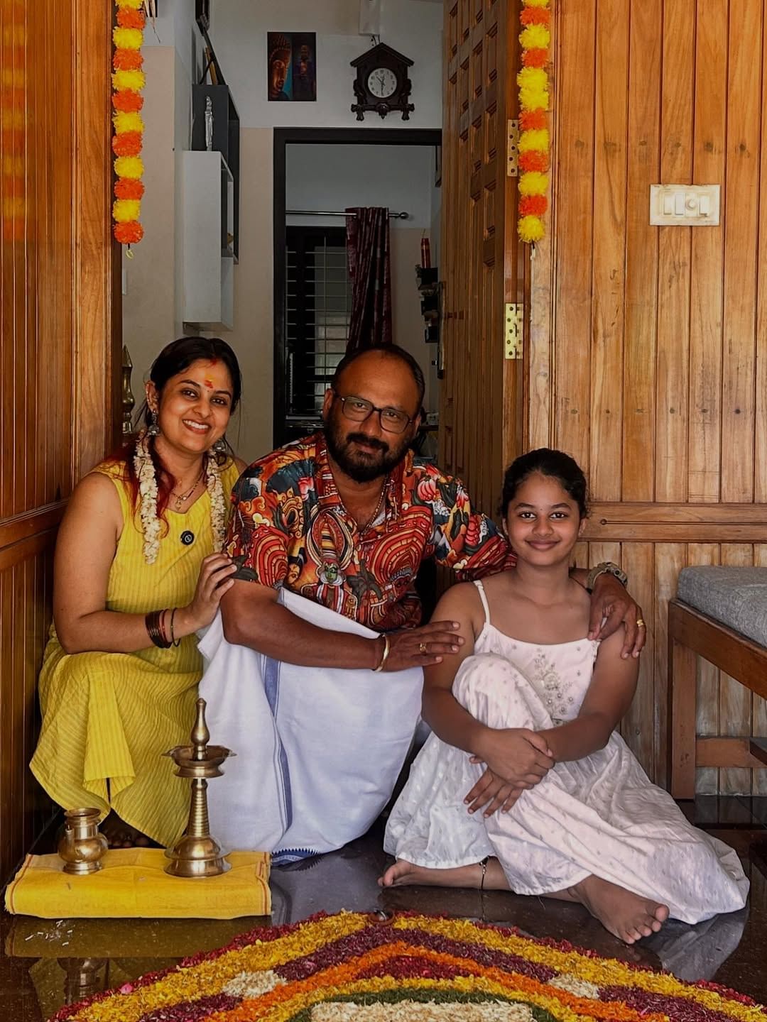 നാല് മാസമായെന്നും മൂന്ന് മാസം കഴിഞ്ഞിട്ട് സർപ്രൈസ് ആയി പറയാം എന്ന് കരുതിയാണ് പറയാതിരുന്നതെന്നും നടി വീഡിയോയിൽ പറയുന്നു. വേദയ്ക്ക് ശേഷം കുടുംബത്തിലേക്ക് വരുന്ന ആദ്യത്തെ കുഞ്ഞാണ്. അതുകൊണ്ടാണ് അങ്ങനെ ഒരു തംപ്നെയിൽ നൽകിയതെന്നാണ് ശ്രീകുട്ടി പറയുന്നത്.