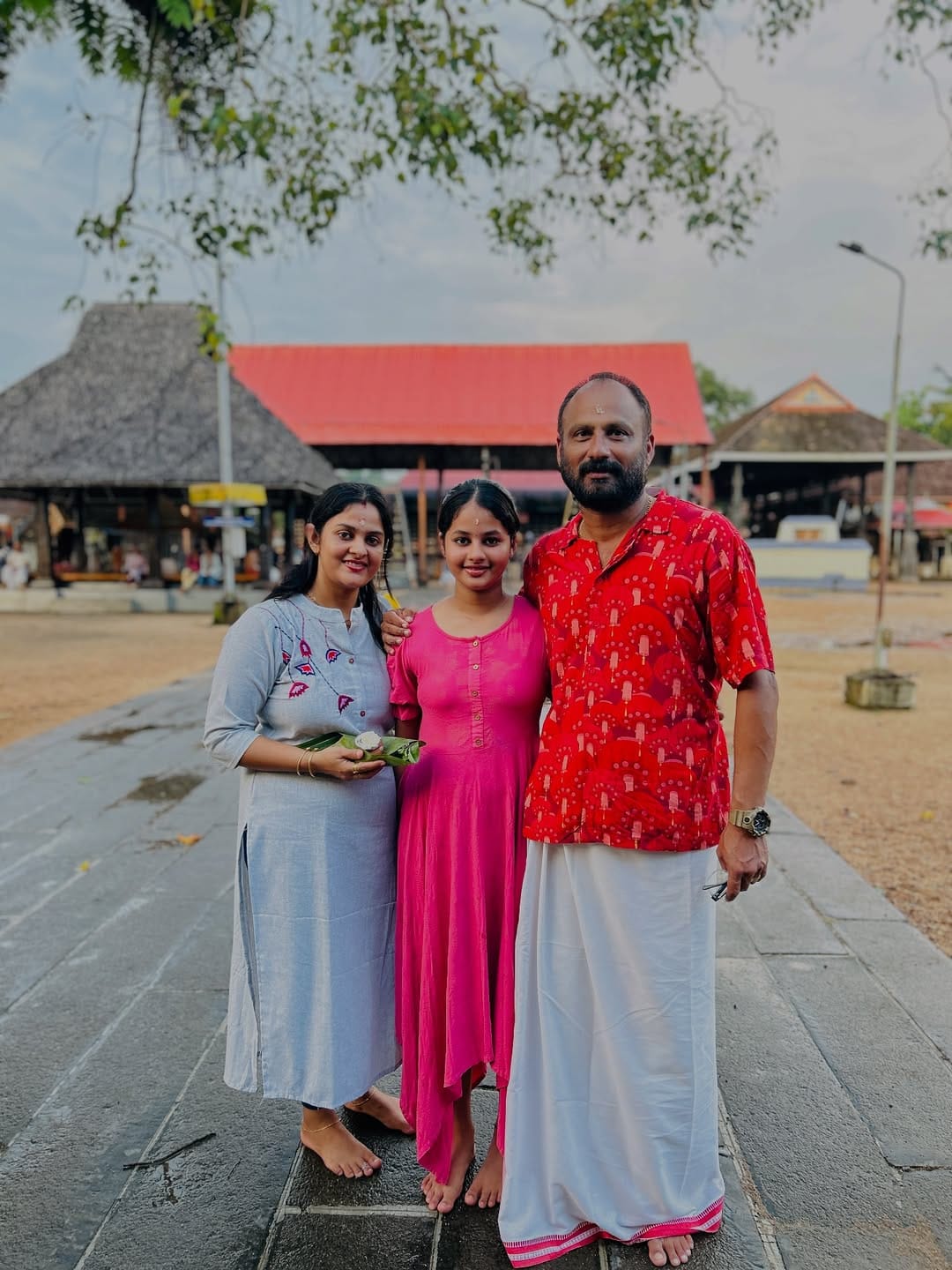 അതേസമയം പ്രേക്ഷകരെ തെറ്റിദ്ധരിപ്പിയ്ക്കുന്ന വിധം തംപ്നെയിൽ ഇട്ടുകൊണ്ട വീഡിയോ പങ്കുവച്ചതിൽ വ്യാപക വിമർശനമാണ് ഉയരുന്നത്. ഇതിനു മുൻപും പലപ്പോഴും താൻ ഗർഭിണിയാണ് എന്ന് തെറ്റിദ്ധരിപ്പിക്കുന്ന തംപ്നെയിലും ക്യാപ്ഷനുമൊക്കെ ശ്രീകുട്ടി ഇട്ടിരുന്നു. 