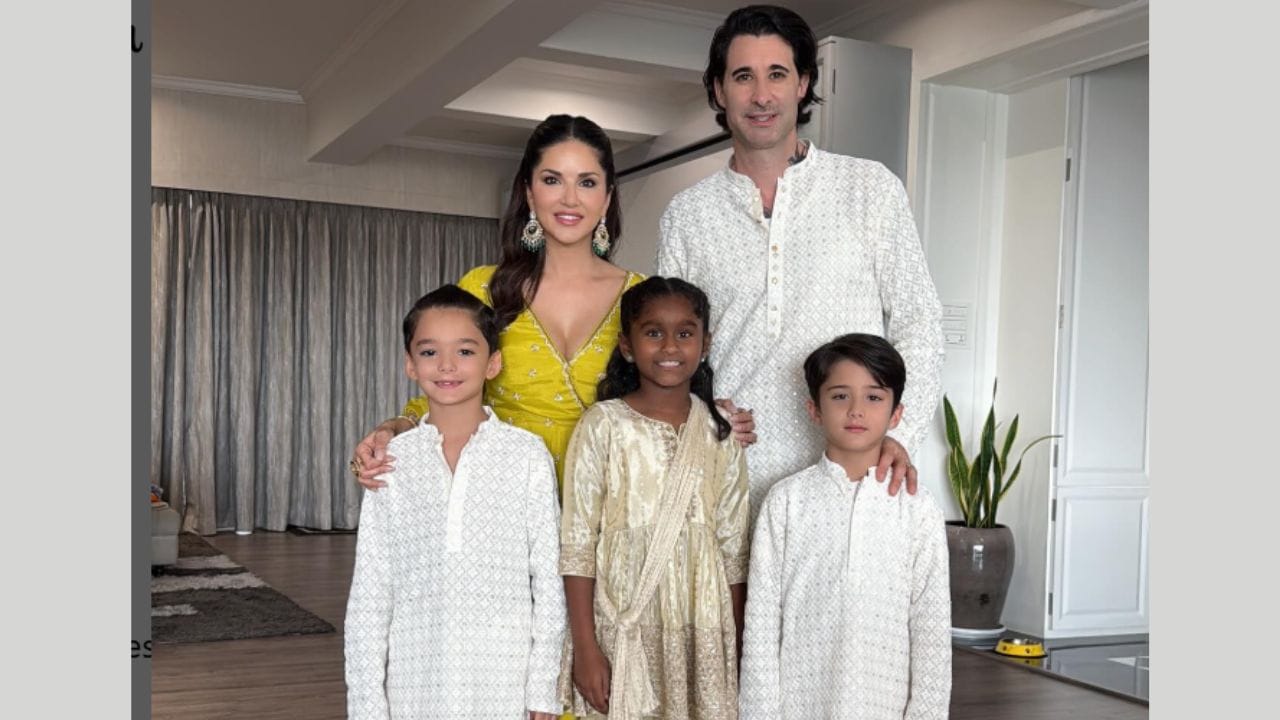 സണ്ണി ലിയോൺ ഡാനിയേൽ വെബറിൻ ദമ്പതികൾക്ക് ഇരട്ടകുട്ടികളാണ്. 2011ലാണ് ഇവരുടെ വിവാഹം കഴിഞ്ഞത്. പിന്നീട് 2017 ൽ നിഷ എന്ന മകളെ ദത്തെടുത്ത ശേഷം, 2018 ൽ വാടക ഗർഭധാരണത്തിലൂടെ ദമ്പതികൾക്ക് ആഷർ നോഹ നോഹ എന്നീ കുഞ്ഞുങ്ങൾ ജനിച്ചു. (Photo credit: Social media)