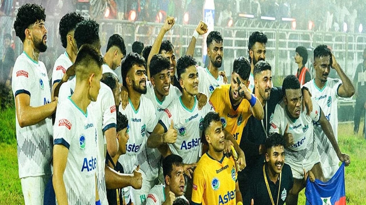 ഉദ്ഘാടന മത്സരത്തിന് മുമ്പ് കലാപരിപാടികളുണ്ട്. വേടന്‍, അനാര്‍ക്കലി മരക്കാര്‍ തുടങ്ങിയവര്‍ പങ്കെടുക്കും. കാലിക്കറ്റ്, കൊച്ചി ടീമുകളെ കൂടാതെ, കണ്ണൂര്‍ വാരിയേഴ്‌സ് എഫ്‌സി, മലപ്പുറം എഫ്‌സി, തൃശൂര്‍ മാജിക്ക് എഫ്‌സി, തിരുവനന്തപുരം കൊമ്പന്‍സ് എഫ്‌സി എന്നീ ടീമുകളും പോരാട്ടത്തിനിറങ്ങും. ഇത്തവണ ആറു വേദികളിലായാണ് മത്സരം (Image Credits: facebook.com/superleaguekeralaofficial) 