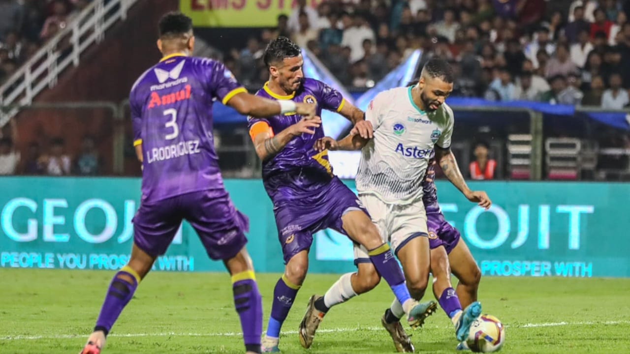 ഡിസംബര്‍ 14നാണ് ഫൈനല്‍. ഹോം & എവേ അടിസ്ഥാനത്തിലാണ് മത്സരങ്ങള്‍. സോണി സ്‌പോര്‍ട്‌സ് നെറ്റ്വര്‍ക്കില്‍ മത്സരങ്ങള്‍ കാണാം. സ്‌പോര്‍ട്‌സ് ഡോട്ട് കോമിലും സ്ട്രീം ചെയ്യും. ഡിഡി മലയാളത്തിലും മത്സരങ്ങളുണ്ടാകും (Image Credits: facebook.com/superleaguekeralaofficial) 