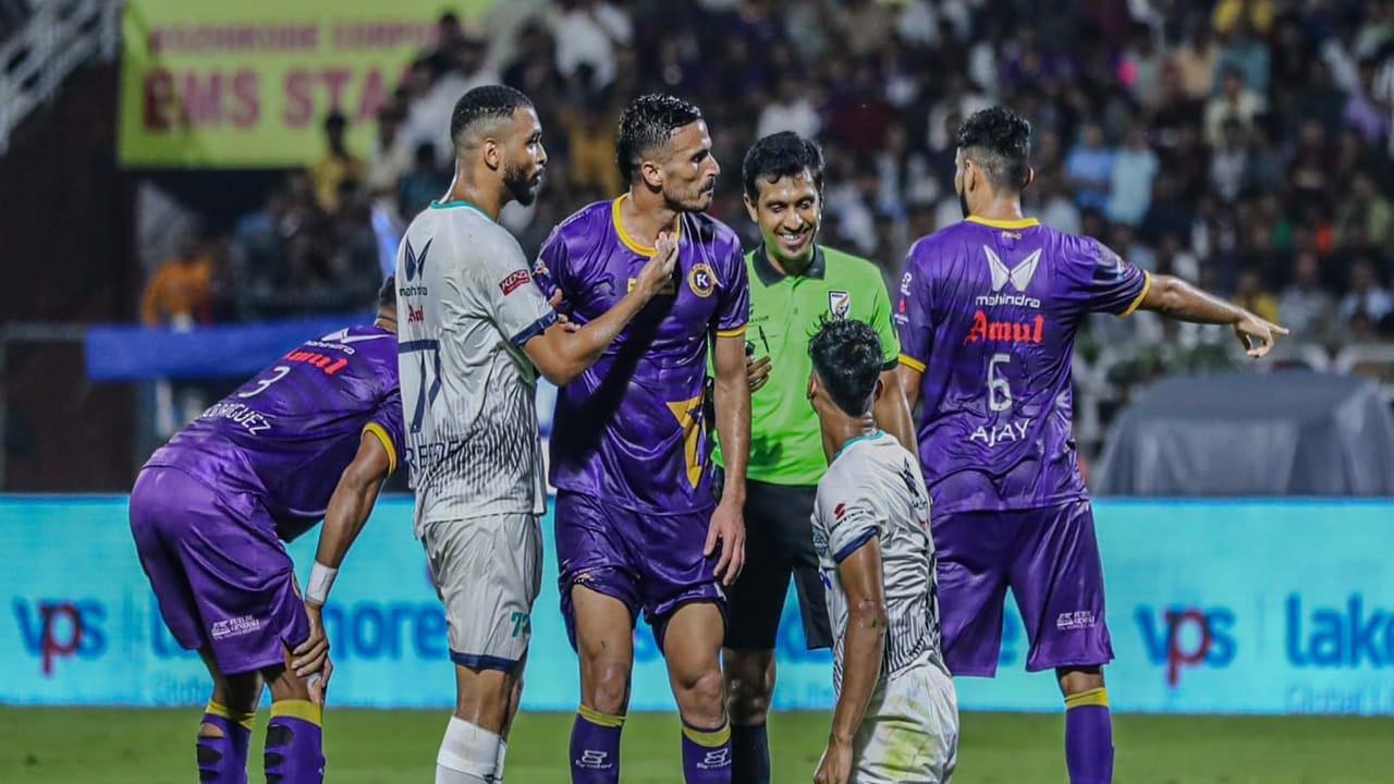 റോയ് കൃഷ്ണ അടക്കമുള്ള സൂപ്പര്‍ താരങ്ങള്‍ ഇത്തവണ കളിക്കുന്നുണ്ട്. മലപ്പുറമാണ് റോയിയെ സ്വന്തമാക്കിയത്. മലയാളി താരങ്ങള്‍ക്ക് കഴിവ് തെളിയിക്കുന്നതിനുള്ള സുവര്‍ണാവസരമാണ്. സ്‌പെയിന്‍, അര്‍ജന്റീന, ഇംഗ്ലണ്ട്, റഷ്യ തുടങ്ങിയ രാജ്യങ്ങളില്‍ നിന്നുള്ളവര്‍ വിവിധ ക്ലബുകളുടെ പരിശീലകരാണ് (Image Credits: facebook.com/superleaguekeralaofficial) 