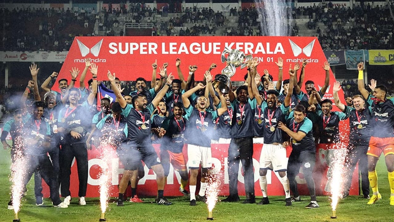 സൂപ്പര്‍ ലീഗ് കേരളയുടെ രണ്ടാം സീസണ് ഇന്ന് തുടക്കം. കോഴിക്കോട് ഇഎംഎസ് സ്‌റ്റേഡിയത്തില്‍ വൈകിട്ട് എട്ടിന് മത്സരം ആരംഭിക്കും. രണ്ടാം സീസണിലെ ആദ്യ മത്സരത്തില്‍ നിലവിലെ ചാമ്പ്യന്‍മാരായ കാലിക്കറ്റ് എഫ്‌സിയും, റണ്ണര്‍ അപ്പുകളായ ഫോഴ്‌സ കൊച്ചി എഫ്‌സിയും ഏറ്റുമുട്ടും. രണ്ടര മാസത്തോളം ലീഗ് നീണ്ടുനില്‍ക്കും. 33 മത്സരങ്ങളുണ്ട് (Image Credits: facebook.com/superleaguekeralaofficial) 