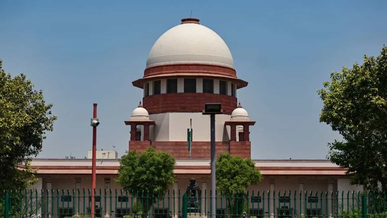 Supreme Court CJI Shoe Hurl : സനാതന ധർമ്മത്തിനെതിരെയുള്ള അപമാനം വെച്ചുപൊറുപ്പിക്കില്ല; ചീഫ് ജസ്റ്റിസിന് നേരെ ഷൂ എറിയാൻ ശ്രമം