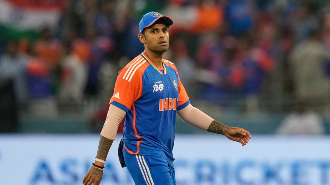 സമീപകാലത്തായി ബാറ്റിങില്‍ നിരാശജകനകമായ പ്രകടനമാണ് ഇന്ത്യന്‍ ടി20 ക്യാപ്റ്റന്‍ സൂര്യകുമാര്‍ യാദവ് പുറത്തെടുക്കുന്നത്. ഏഷ്യാ കപ്പിലും താരത്തിന്റെ പ്രകടനം നിര്‍ണായകമായിരുന്നു. ഓസീസിനെതിരായ പരമ്പരയില്‍ താരം ഫോമിലേക്ക് തിരികെയെത്തുമെന്നാണ് പ്രതീക്ഷ (Image Credits: PTI)