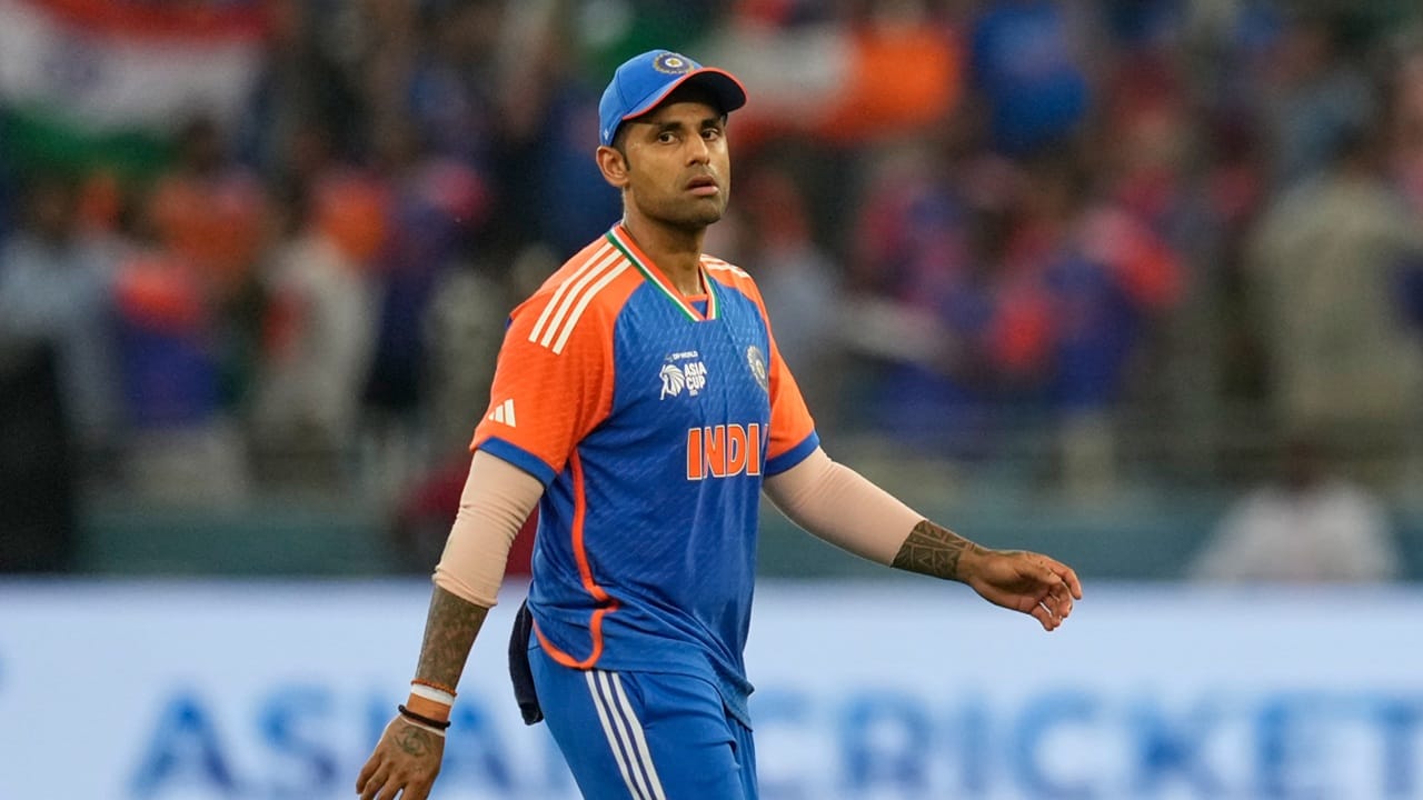 സമീപകാലത്തായി ബാറ്റിങില്‍ നിരാശജകനകമായ പ്രകടനമാണ് ഇന്ത്യന്‍ ടി20 ക്യാപ്റ്റന്‍ സൂര്യകുമാര്‍ യാദവ് പുറത്തെടുക്കുന്നത്. ഏഷ്യാ കപ്പിലും താരത്തിന്റെ പ്രകടനം നിര്‍ണായകമായിരുന്നു. ഓസീസിനെതിരായ പരമ്പരയില്‍ താരം ഫോമിലേക്ക് തിരികെയെത്തുമെന്നാണ് പ്രതീക്ഷ (Image Credits: PTI)