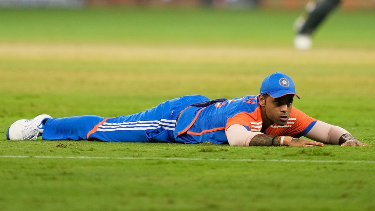 സൂര്യകുമാര്‍ യാദവ് ബാറ്റ് കൊണ്ട് തെളിയിക്കേണ്ട സമയമായെന്ന് ഇന്ത്യന്‍ ടീം മുന്‍ സഹരപരിശീലകന്‍ അഭിഷേക് നായര്‍ പറഞ്ഞു. താരത്തിന്റെ ഫോം ടീം പരിശോധിച്ചേക്കാം. ഇനിയും മോശം ഫോം തുടര്‍ന്നാല്‍ സപ്പോര്‍ട്ട് സ്റ്റാഫ് അംഗങ്ങള്‍ ഇതേക്കുറിച്ച് ചോദ്യം ഉന്നയിച്ചേക്കാമെന്നും അഭിഷേക് നായര്‍ പറഞ്ഞു (Image Credits: PTI)