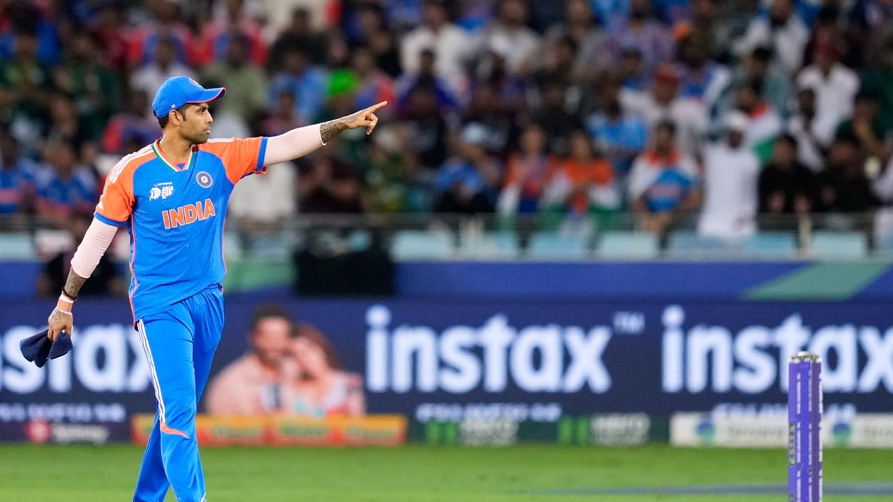 നേരത്തെ ഏകദിന ക്രിക്കറ്റിനെക്കുറിച്ച് അത്ര ചിന്തിച്ചിരുന്നില്ലെന്നും താരം വെളിപ്പെടുത്തി. എന്നാല്‍ ടി20യിലെയും, ഏകദിനത്തിലെയും പന്തിന് ഒരേ നിറമാണ്. ജഴ്‌സിയും ഏതാണ്ട് ഒരുപോലെയാണെന്നും താരം പറഞ്ഞു (Image Credits: PTI)