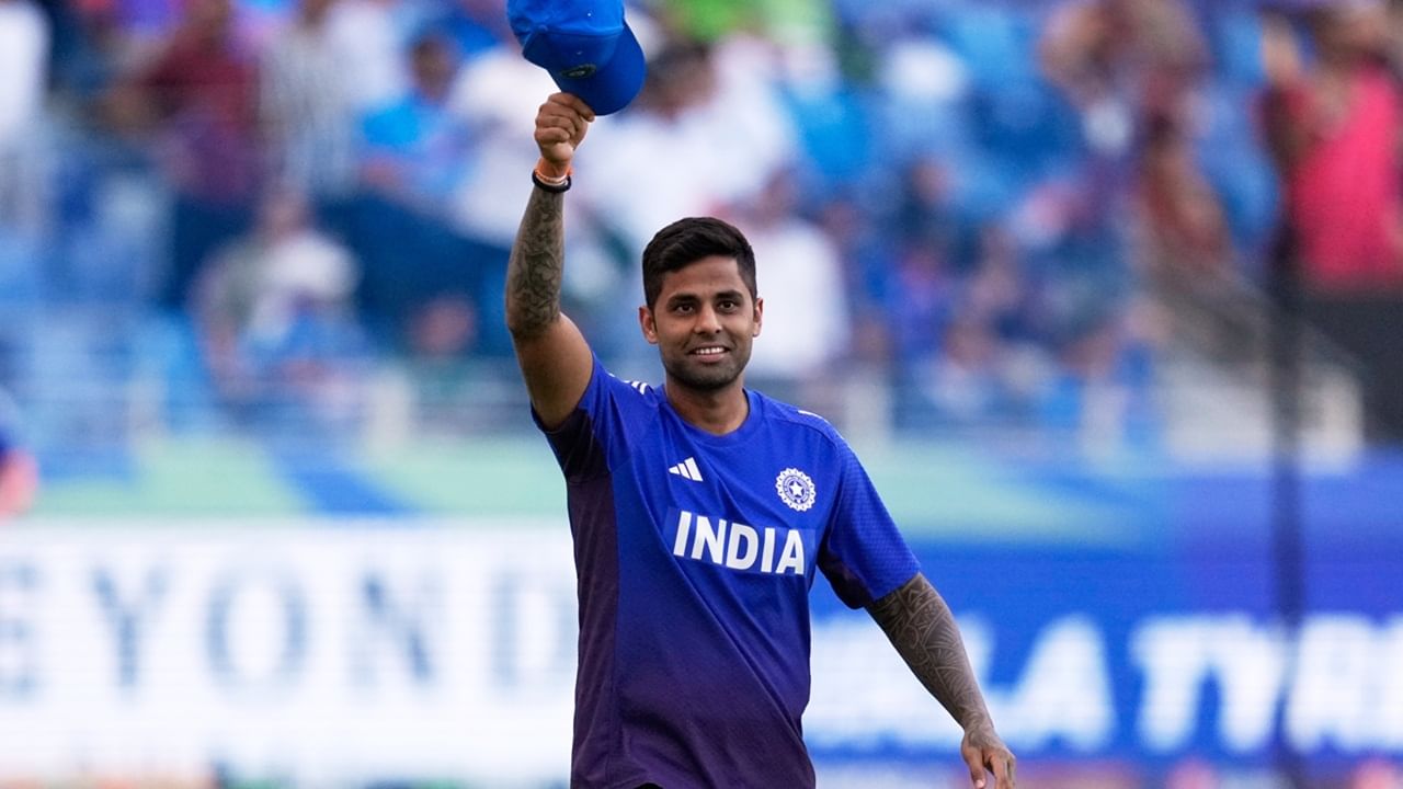 സൂര്യയുടെ കഴിവ് നമുക്കറിയാം. ബൗണ്‍സും പേസുമുള്ള ഓസീസ് സാഹചര്യങ്ങള്‍ അദ്ദേഹത്തിന്റെ ബാറ്റിങ് ശൈലിക്ക് ഗുണകരമാണ്. നിലവിലെ പ്രകടനം അദ്ദേഹത്തിന്റെ കഴിവുകളെ പ്രതിഫലിപ്പിക്കുന്നില്ലെന്നും അഭിഷേക് ചൂണ്ടിക്കാട്ടി (Image Credits: PTI)