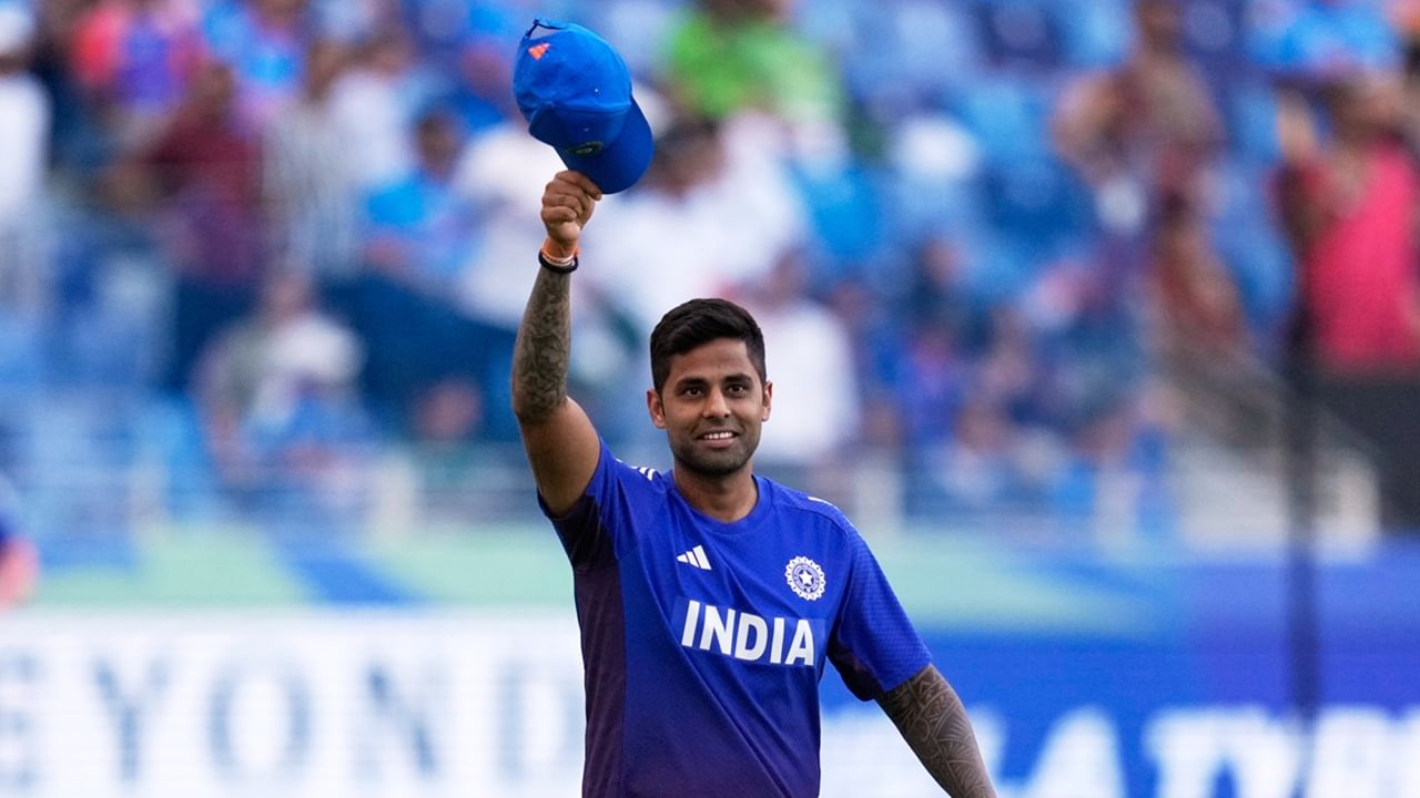 വീട്ടില്‍ ഇക്കാര്യം ചര്‍ച്ച ചെയ്യാറുണ്ട്. ഇതിനെക്കുറിച്ച് ഭാര്യയോട് സംസാരിക്കാറുണ്ട്. ഏകദിന ക്രിക്കറ്റില്‍ മികച്ച പ്രകടനം കാഴ്ചവച്ചിരുന്നെങ്കില്‍ ക്യാപ്റ്റനാകാന്‍ അവസരമുണ്ടായിരുന്നെന്നും താരം സൂചിപ്പിച്ചു (Image Credits: PTI)