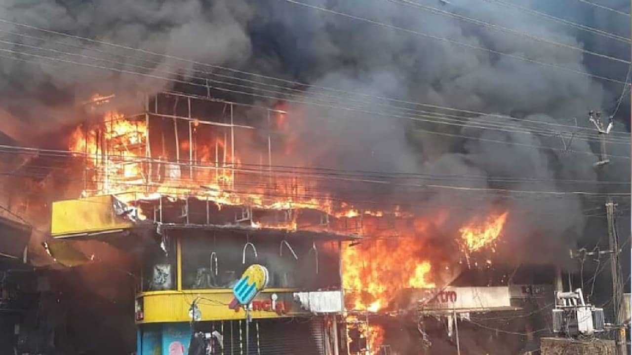 Taliparamba fire: കണ്ണൂരിൽ വൻ തീപിടിത്തം: നിരവധി കടകൾക്ക് തീപിടിച്ചു; തീയണയ്ക്കാൻ ശ്രമം തുടരുന്നു