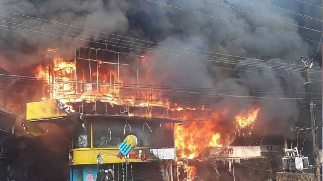 Taliparamba fire: കണ്ണൂരിൽ വൻ തീപിടിത്തം: നിരവധി കടകൾക്ക് തീപിടിച്ചു; തീയണയ്ക്കാൻ ശ്രമം തുടരുന്നു