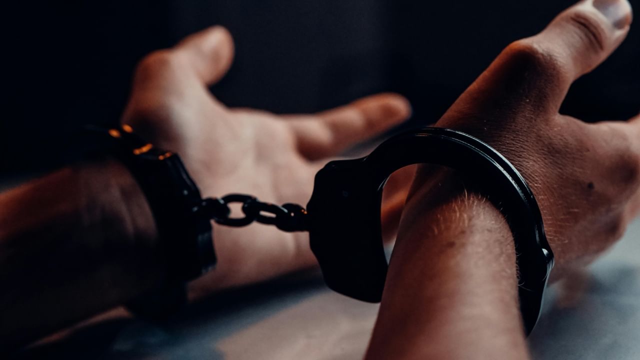 Theft: സ്കൂളിൽ മോഷ്ടിക്കാൻ കയറി വരാന്തയിൽ കിടന്നുറങ്ങി; പിറ്റേന്ന് രാവിലെ മോഷ്ടാവ് പിടിയിൽ