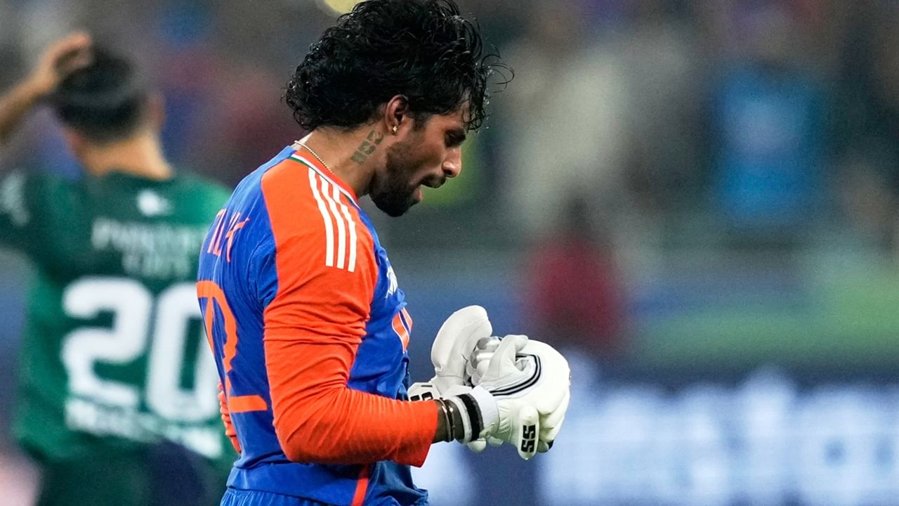 രലുകൾ അനങ്ങാത്തതിനാൽ ഗ്ലൗസ് മുറിച്ചുമാറ്റേണ്ടിവന്നു. അന്ന് തന്നെ ആശുപത്രിയില്‍ എത്തിക്കാന്‍ വൈകിയിരുന്നെങ്കില്‍ അത് ദുരന്തത്തില്‍ കലാശിച്ചേനെയെന്ന് ഡോക്ടര്‍മാര്‍ വെളിപ്പെടുത്തിയെന്നും താരം വ്യക്തമാക്കി. വിശ്രമ ദിവസങ്ങളിൽ പോലും താന്‍ ജിമ്മിലായിരുന്നു (Image Credits: PTI)