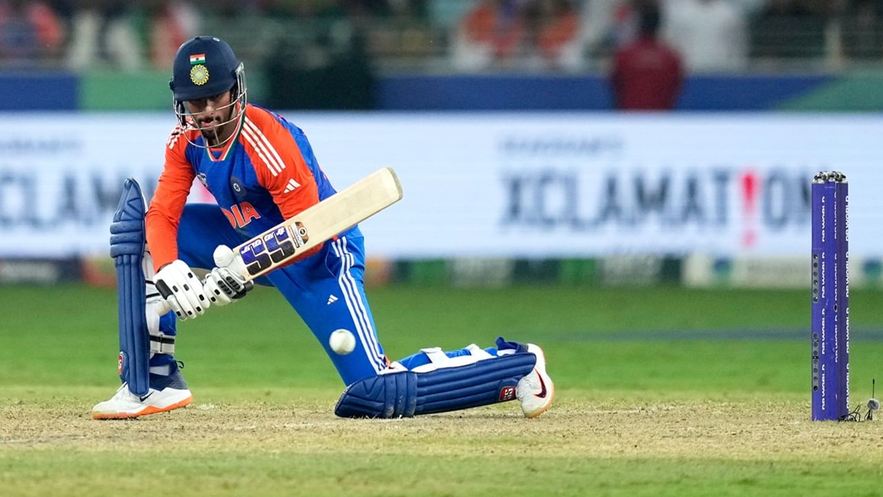 മികച്ച ഫീല്‍ഡറാകാനും, കായികക്ഷമത നിലനിര്‍ത്താനുമായിരുന്നു പരിശ്രമം. അതുകൊണ്ട് രോഗത്തില്‍ നിന്ന് സുഖം പ്രാപിക്കുന്നതില്‍ വേണ്ടത്ര ശ്രദ്ധിച്ചില്ല. പിന്നീട് രോഗശമനത്തിനായി മാസങ്ങളോളം കളിക്കളത്തില്‍ നിന്ന് വിട്ടുനില്‍ക്കേണ്ടി വന്നെന്നും തിലക് വര്‍മ പറഞ്ഞു (Image Credits: PTI)