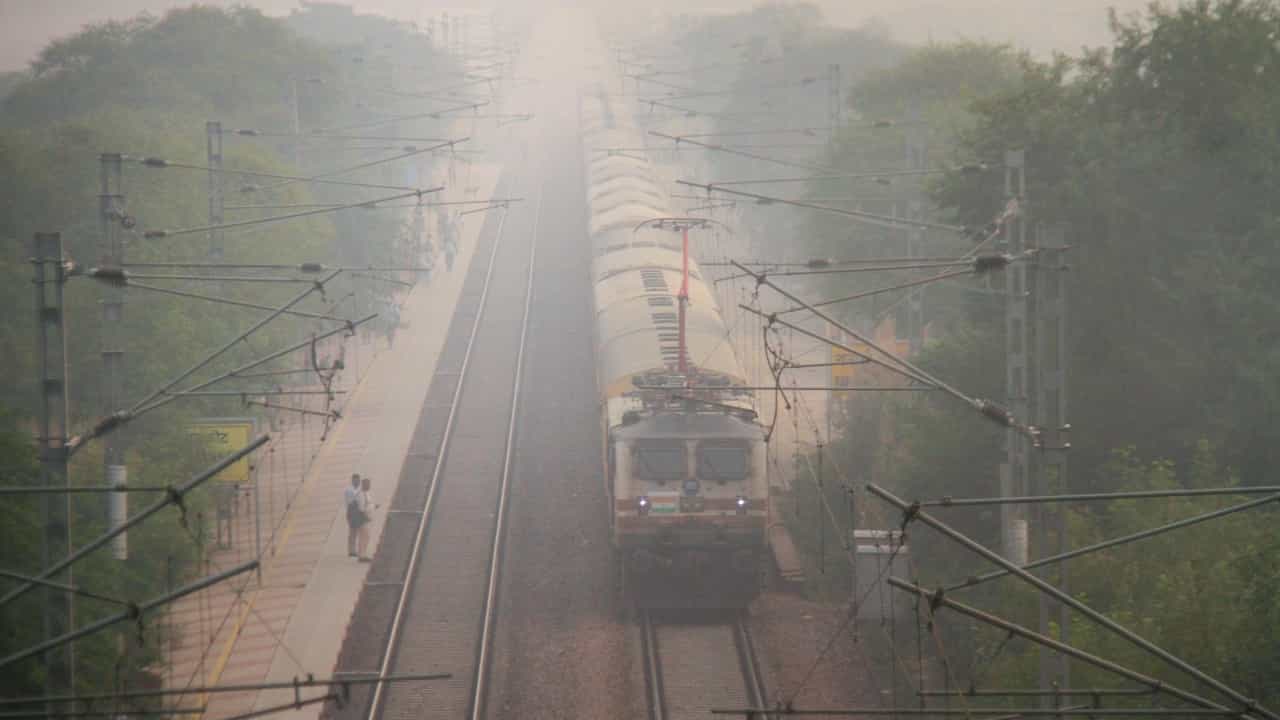 Railway Update: മോൻതയിൽ കുടുങ്ങി റെയിൽവേയും; എറണാകുളത്തേക്കുള്ള സർവീസ് വഴിതിരിച്ചുവിടുമെന്ന് അറിയിപ്പ്