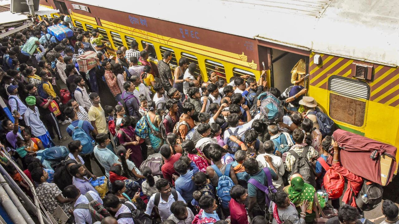 Train Tickets-fraud: ക്രിസ്മസ് അവധിക്കാലം: ടിക്കറ്റുകൾ കിട്ടാനില്ല, ക്രമക്കേട് സംശയിച്ച് യാത്രക്കാർ