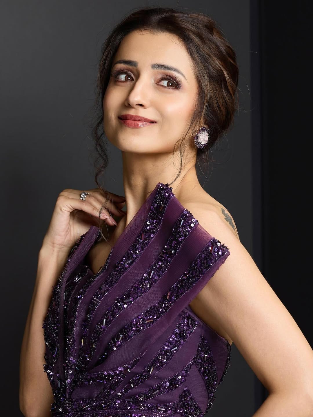 2015ൽ വ്യവസായിയായ വരുൺ മണിയനുമായി തൃഷയുടെ വിവാഹനിശ്ചയം നടന്നിരുന്നു. എന്നാൽ ആ ബന്ധം താമസിയാതെ തകരുകയായിരുന്നു. വിവാഹശേഷം അഭിനയം തുടരാനുള്ള  തൃഷയുടെ തീരുമാനമാണ്  വരുണുമായി വേർപിരിയാൻ കാരണമെന്നാണ് റിപ്പോർട്ടുകൾ.
