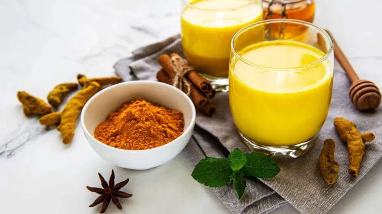 മഞ്ഞൾ പാൽ : ഹൃദയത്തിന്റെ ആരോഗ്യം മികച്ചതാക്കാൻ രാത്രിയിൽ മഞ്ഞൾ ചേർത്ത് പാല് കഴിക്കുന്നത് നല്ലതാണ്. ഇതിൽ നിരവധി ആന്റിഓക്സിഡന്റുകൾ അടങ്ങിയിട്ടുണ്ട്. മഞ്ഞളിൽ അടങ്ങിയിരിക്കുന്ന കുർക്കുമിൻ ശരീരത്തിന് നല്ലതാണ്. ഇത് കൊഴുപ്പു കുറയ്ക്കാൻ സഹായിക്കും. ഹൃദയാരോഗ്യം മെച്ചപ്പെടുത്തും..(Photo: TV9)