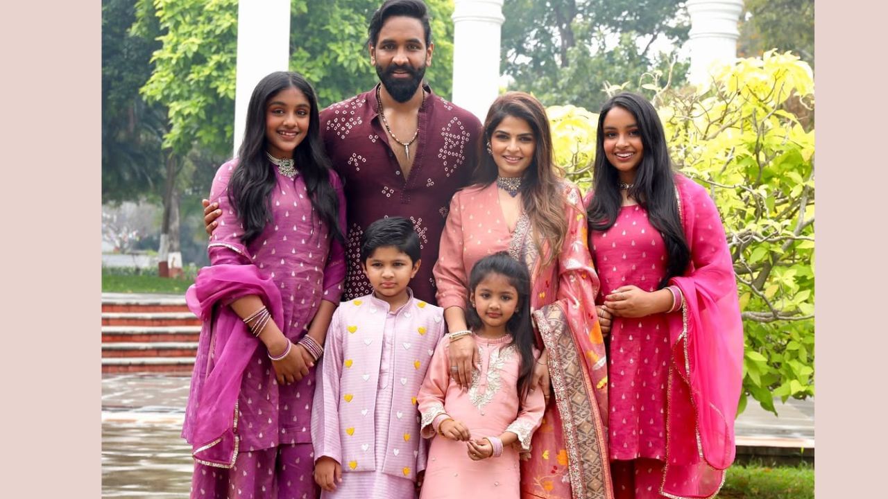 ടോളിവുഡ് നായകൻ മഞ്ചു വിഷ്ണുവിന് ഇരട്ടകുട്ടികളാണ്. 2009 ൽ വിരാനിക്ക റെഡ്ഡിയെയാണ് താരം വിവാഹം കഴിച്ചത്. 2011 ൽ ഇവർക്ക് അരിയാന, വിവിയാന എന്നീ ഇരട്ട പെൺമക്കൾ ജനിച്ചു. പിന്നീട് ഈ ദമ്പതികൾക്ക് രണ്ട് കുട്ടികൾ കൂടി ജനിച്ചുവെന്നും റിപ്പോർട്ട്.(Photo credit: Social media)