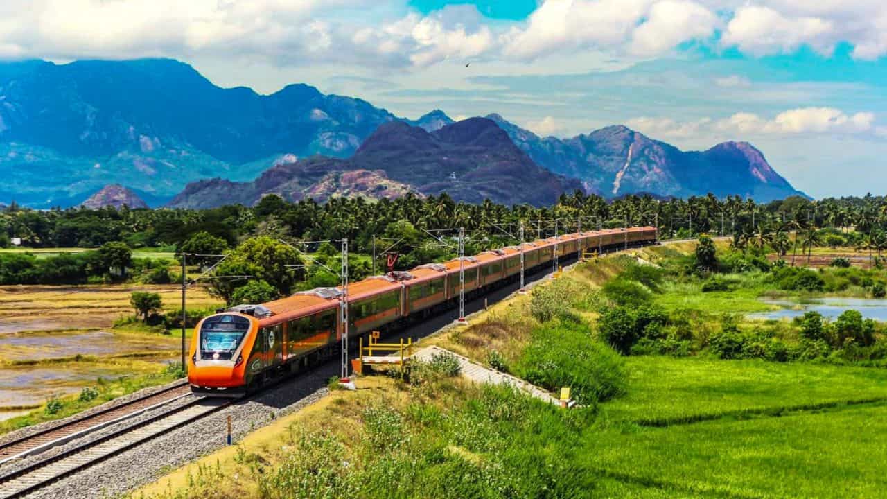 Vande Bharat: വന്ദേ ഭാരതിലെ ചെയർ കാറാണോ എക്സിക്യൂട്ടീവ് ചെയർ കാറാണോ മികച്ചത്? കൂടുതലറിയാം