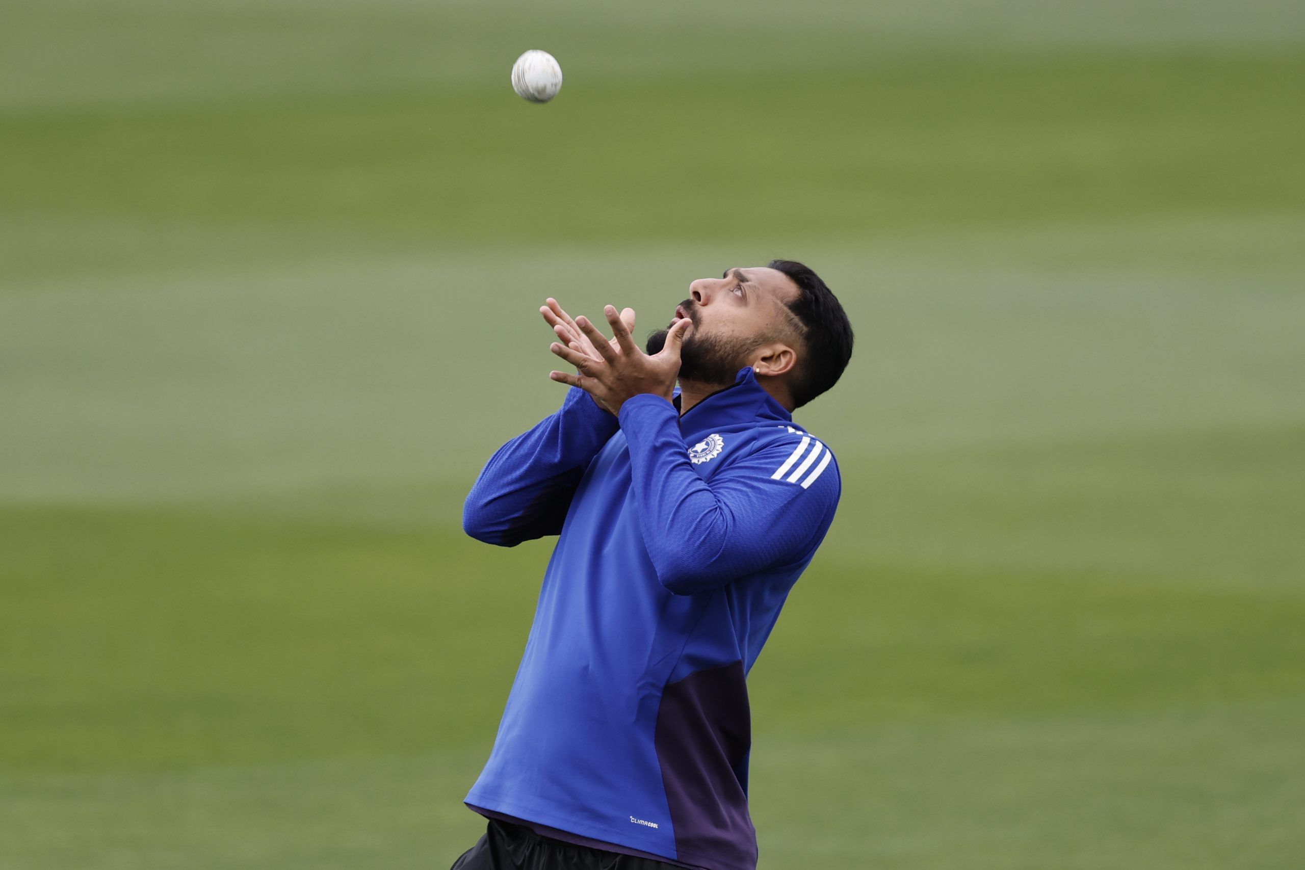 ജസ്പ്രീത് ബുംറ, അർഷ്ദീപ് സിംഗ് എന്നിവർക്കൊപ്പം ഹർഷിത് റാണ ടീമിലെത്തും. ഓസ്ട്രേലിയൻ പിച്ച് പരിഗണിച്ച് നിധീഷ് കുമാർ റെഡ്ഡിയ്ക്ക് ഇടം ലഭിച്ചേക്കും. ശിവം ദുബെ ബൗളിംഗ് മെച്ചപ്പെടുത്തിയതിനാൽ വരുൺ ചക്രവർത്തി തന്നെ ടീമിൽ തുടരാനുള്ള സാധ്യതയുമുണ്ട്.