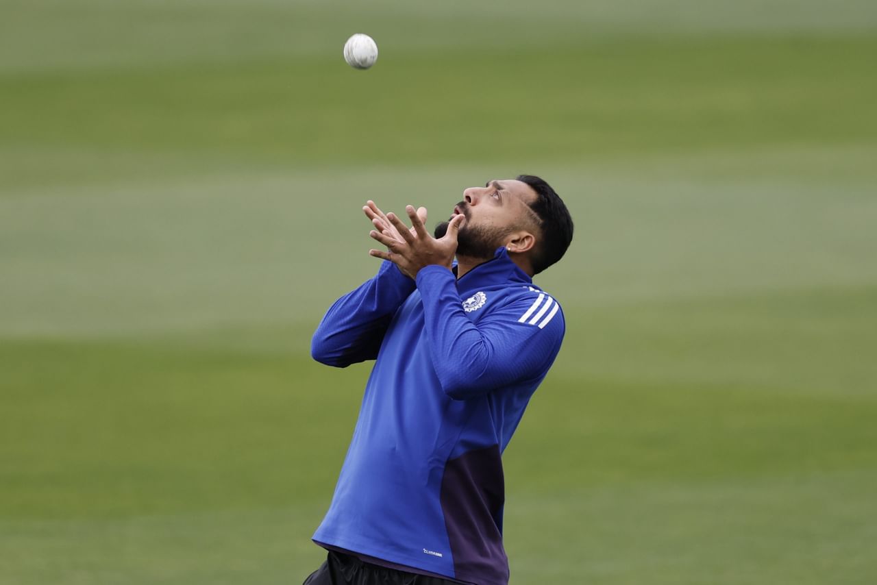 ജസ്പ്രീത് ബുംറ, അർഷ്ദീപ് സിംഗ് എന്നിവർക്കൊപ്പം ഹർഷിത് റാണ ടീമിലെത്തും. ഓസ്ട്രേലിയൻ പിച്ച് പരിഗണിച്ച് നിധീഷ് കുമാർ റെഡ്ഡിയ്ക്ക് ഇടം ലഭിച്ചേക്കും. ശിവം ദുബെ ബൗളിംഗ് മെച്ചപ്പെടുത്തിയതിനാൽ വരുൺ ചക്രവർത്തി തന്നെ ടീമിൽ തുടരാനുള്ള സാധ്യതയുമുണ്ട്.