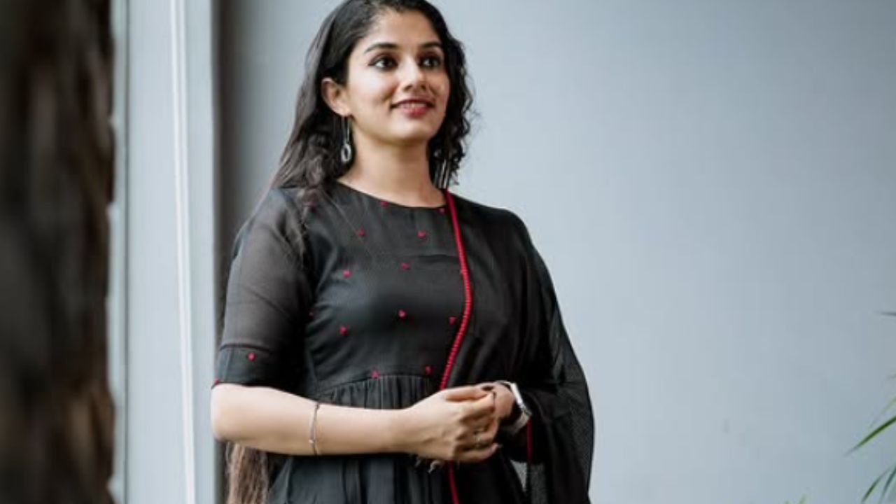 അനുമോൾ എപ്പോഴും കിച്ചണിൽ ഉണ്ടാവുമെങ്കിലും നല്ല കുക്ക് ജിഷിൻ ആണെന്നും ലക്ഷ്മി പറഞ്ഞു. കൂടാതെ ഷാനവാസും നന്നായി കുക്ക് ചെയ്യും. വീട്ടിൽ എപ്പിസോഡിൽ ലാലേട്ടൻ വരുന്നതുകൊണ്ട് ഞങ്ങൾക്ക് പുറത്തുനിന്ന് ഭക്ഷണം ലഭിക്കും അത്യാവശ്യം നല്ല ഫുഡ് ആയിരിക്കും എന്നും താരം പറഞ്ഞു. അവിടെ ഒരു സർവൈവൽ എന്ന രീതിയിലാണ് ഭക്ഷണം കിട്ടുക. അതേസമയം വ്യക്തി ജീവിതത്തിൽ ഒരു ആർക്കിടെക്ട് ആണ് ലക്ഷ്മി.(Photo: Social media)