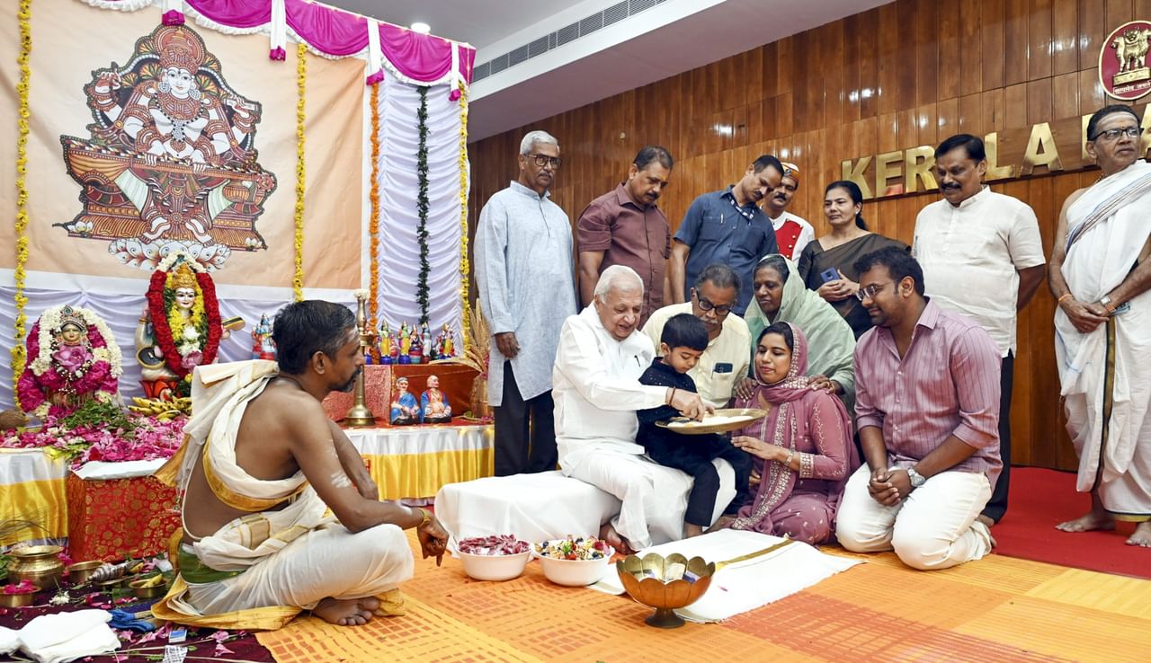 അക്ഷരങ്ങളിൽ നിന്നും അറിവുകളിലേക്ക്... അറിവിൻ്റെ ആദ്യാക്ഷരം കുറിക്കുന്ന കുരുന്നുകൾക്ക് ആശംസകൾ. (PTI Filed Images)