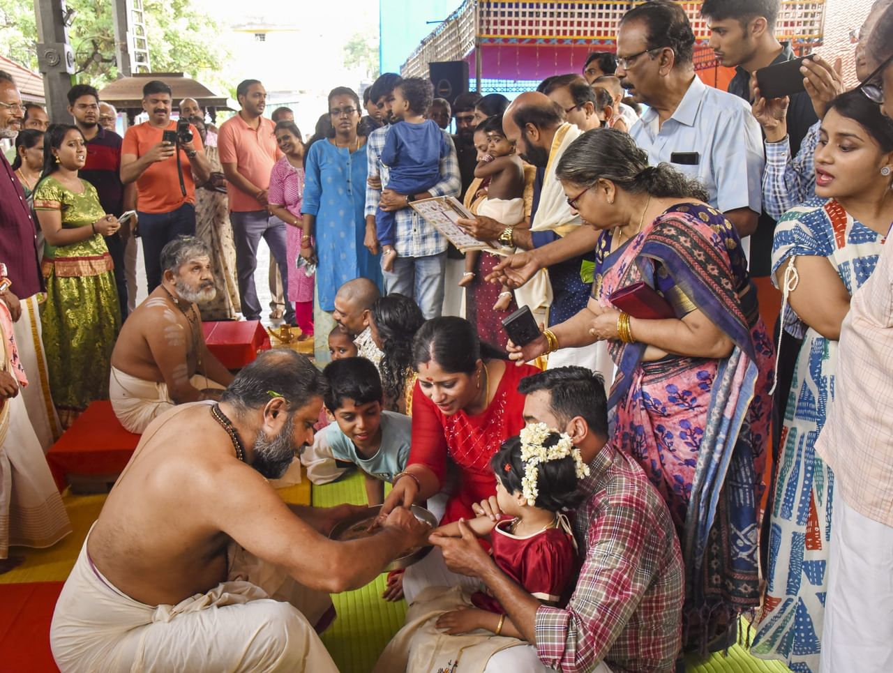 തിന്‍മയ്ക്ക് മേലുള്ള നന്‍മയുടെ വിജയാഘോഷമാണ് വിജയദശ്മി. ഈ വിജയദശ്മി നാളിലാണ് കുഞ്ഞു കുട്ടികളെ അറിവിൻ്റെ ലോകത്തിലേക്ക് വിദ്യാരംഭംത്തിലൂടെ കൈപിടിച്ച് പ്രവേശിപ്പിക്കുന്നത്. ഈ വിശേഷ ദിനത്തിൽ കുഞ്ഞു മക്കൾക്ക് അറിയിക്കാനുള്ള ഏതാനും ചില ആശംസകൾ പരിചയപ്പെടാം. (PTI Filed Images)