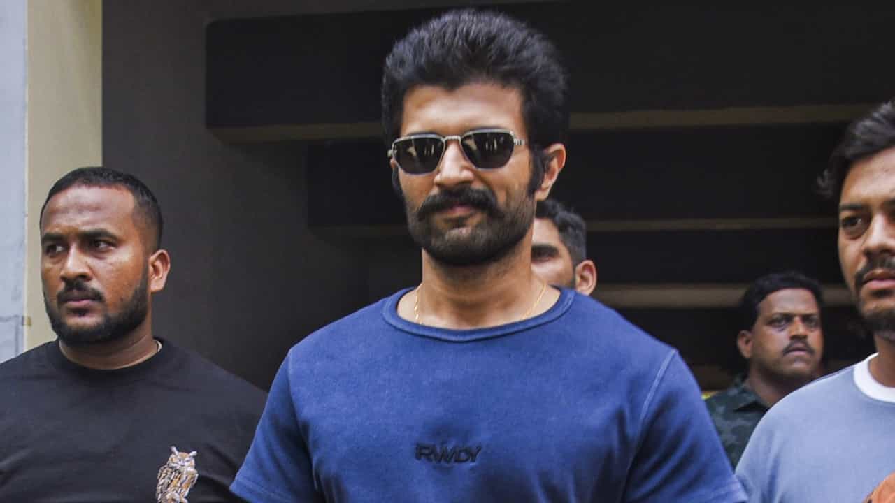 Vijay Deverakonda: വിജയ് ദേവരകൊണ്ട സഞ്ചരിച്ച കാർ അപകടത്തിൽപ്പെട്ടു Vijay Deverakonda: വിജയ് ദേവരകൊണ്ട സഞ്ചരിച്ച കാർ അപകടത്തിൽപ്പെട്ടു