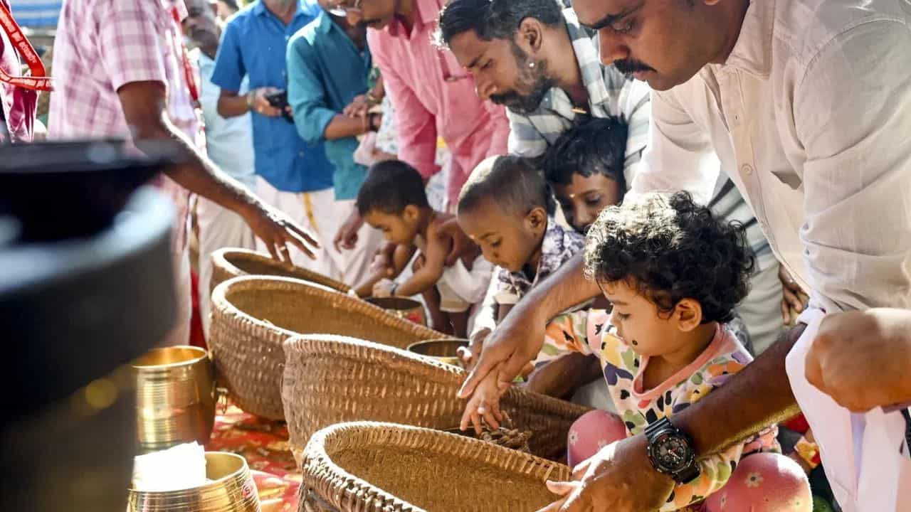 Vijayadashami 2025: ഇന്ന് വിജയദശമി,  ആദ്യാക്ഷരം കുറിക്കാനൊരുങ്ങി കുരുന്നുകൾ... വിദ്യാരംഭത്തിന്റെ ചടങ്ങുകളും സമയവും അറിയാം