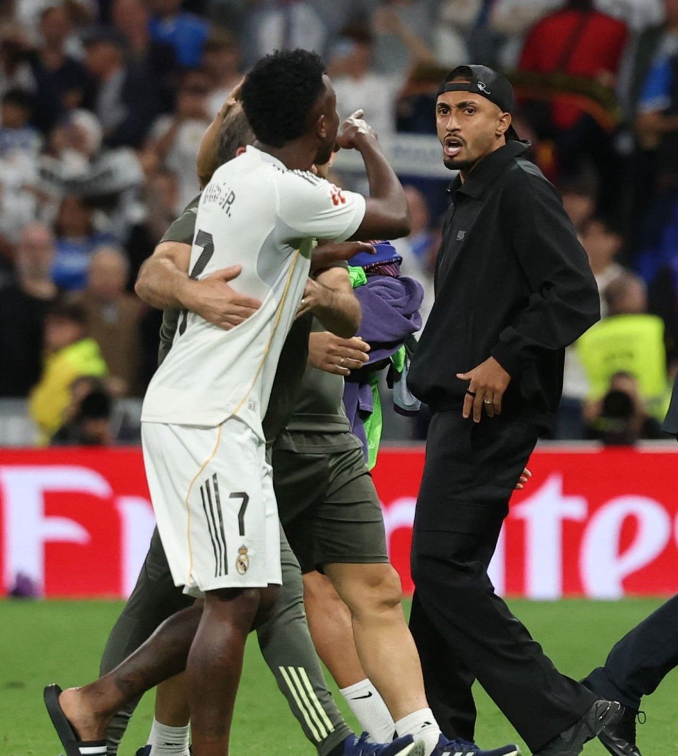 വിനീഷ്യസിൻ്റെ വിമർശനം കേട്ട സാബി അലോൻസോ പറയുന്നതും ക്യാമറകൾ പിടിച്ചെടുത്തു. "എന്താണ് വിനീ ഇത്. ഛേ!" എന്നാണ് അലോൻസോ പറഞ്ഞത്. ഇതോടെ അലോൻസോയും വിനീഷ്യസും തമ്മിലുള്ളത് ഊഷ്മളമായ ബന്ധമല്ലെന്നും ആരാധകർ പറയുന്നു.
