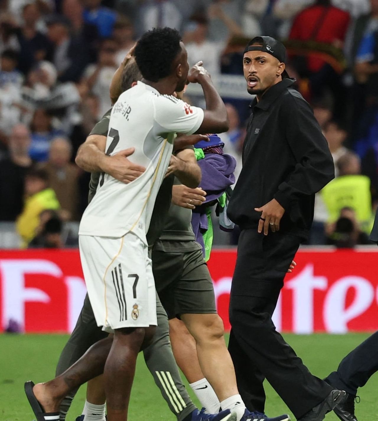 വിനീഷ്യസിൻ്റെ വിമർശനം കേട്ട സാബി അലോൻസോ പറയുന്നതും ക്യാമറകൾ പിടിച്ചെടുത്തു. "എന്താണ് വിനീ ഇത്. ഛേ!" എന്നാണ് അലോൻസോ പറഞ്ഞത്. ഇതോടെ അലോൻസോയും വിനീഷ്യസും തമ്മിലുള്ളത് ഊഷ്മളമായ ബന്ധമല്ലെന്നും ആരാധകർ പറയുന്നു.