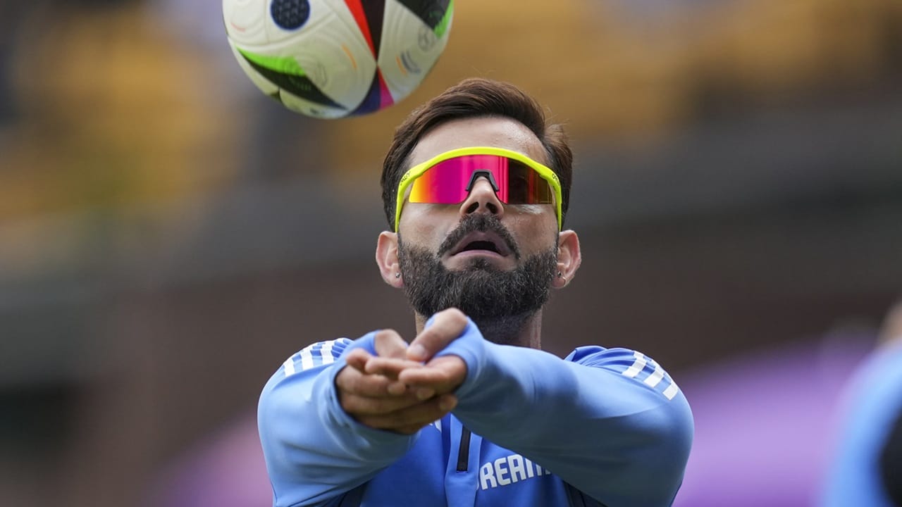 ഇതിനിടെ കോഹ്ലി പങ്കുവച്ച ഒരു ട്വീറ്റ് ശ്രദ്ധേയമാവുകയാണ്. നിങ്ങള്‍ വേണ്ടെന്ന് വയ്ക്കുമ്പോള്‍ മാത്രമാണ് നിങ്ങള്‍ പരാജയപ്പെടുന്നത് എന്നായിരുന്നു കോഹ്ലിയുടെ ട്വീറ്റ്.  ഒരുപക്ഷേ, കോഹ്ലിക്കും, രോഹിതിനും ഓസീസ് പരമ്പര അവസാന മത്സരമായേക്കുമെന്ന് അഭ്യൂഹമുണ്ട്  (Image Credits: PTI)