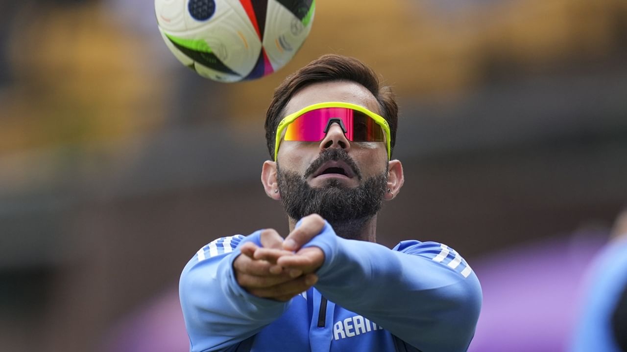 ഇതിനിടെ കോഹ്ലി പങ്കുവച്ച ഒരു ട്വീറ്റ് ശ്രദ്ധേയമാവുകയാണ്. നിങ്ങള്‍ വേണ്ടെന്ന് വയ്ക്കുമ്പോള്‍ മാത്രമാണ് നിങ്ങള്‍ പരാജയപ്പെടുന്നത് എന്നായിരുന്നു കോഹ്ലിയുടെ ട്വീറ്റ്.  ഒരുപക്ഷേ, കോഹ്ലിക്കും, രോഹിതിനും ഓസീസ് പരമ്പര അവസാന മത്സരമായേക്കുമെന്ന് അഭ്യൂഹമുണ്ട്  (Image Credits: PTI)