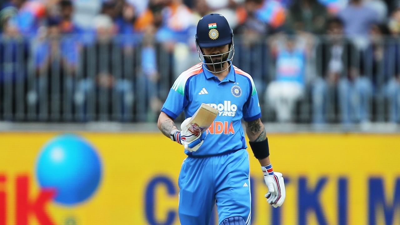 പെര്‍ത്തില്‍ നടന്ന ആദ്യ ഏകദിനത്തിലും കോഹ്ലി പൂജ്യത്തിന് പുറത്തായിരുന്നു. ആദ്യ മത്സരത്തില്‍ എട്ട് പന്ത് നേരിട്ട കോഹ്ലി മിച്ചല്‍ സ്റ്റാര്‍ക്കിന് വിക്കറ്റ് സമ്മാനിച്ചാണ് മടങ്ങിയത് (Image Credits: PTI)