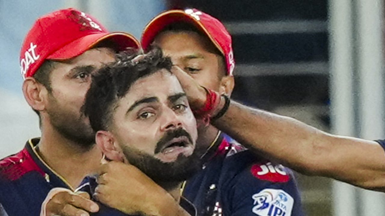 ഇതോടെ, കോഹ്ലി ഐപിഎല്ലില്‍ നിന്ന് വിരമിച്ചേക്കുമെന്ന അഭ്യൂഹവും ശക്തിയായി. രാജ്യാന്തര ക്രിക്കറ്റില്‍ താരം ഏകദിനത്തില്‍ മാത്രമാണ് കളിക്കുന്നത്. ടി20, ടെസ്റ്റ് ഫോര്‍മാറ്റുകളില്‍ നിന്ന് നേരത്തെ വിരമിച്ചിരുന്നു (Image Credits: PTI)