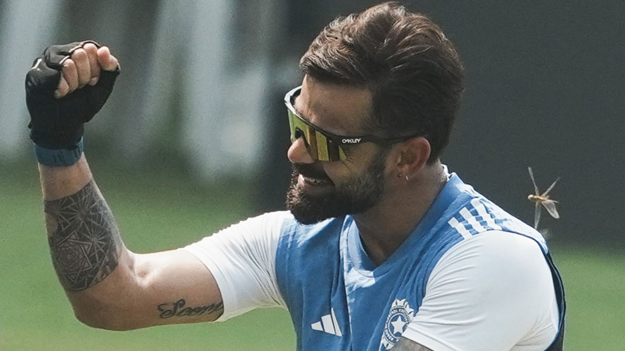 എന്നാല്‍ പിന്മാറാന്‍ ഒരുക്കമല്ലെന്ന സൂചനയാണോ കോഹ്ലി നല്‍കുന്നതെന്നാണ് ആരാധകരുടെ ചോദ്യം. എന്തായാലും, കോഹ്ലിയുടെ വാചകങ്ങള്‍ക്ക് പിന്നില്‍ ആരാധകര്‍ ആദ്യം  'ദുരൂഹത' സംശയിച്ചു. വിജയം ഒരിക്കലും പഠിപ്പിക്കാത്തത് പരാജയം നിങ്ങളെ പഠിപ്പിക്കുന്നുവെന്നും താരം വീണ്ടും ട്വീറ്റ് ചെയ്തു  (Image Credits: PTI)