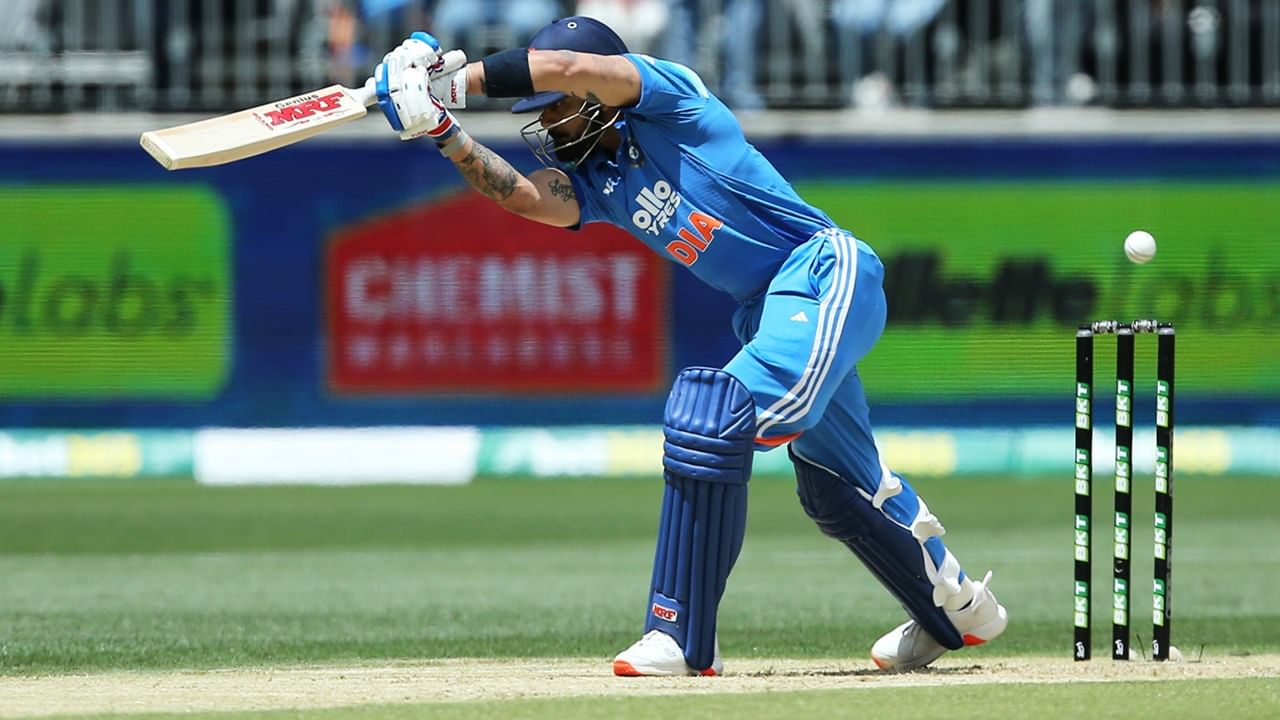 ഏകദിന കരിയറില്‍ ഇതാദ്യമായാണ് തുടര്‍ച്ചയായ രണ്ട് മത്സരങ്ങളില്‍ കോഹ്ലി പൂജ്യത്തിന് പുറത്താകുന്നത്. അഡലെയ്ഡില്‍ ഔട്ടായതിന് ശേഷം ആരാധകരെ നോക്കി കൈവീശി കാണിച്ച ശേഷമാണ് കോഹ്ലി മടങ്ങിയത്. ഇത് വിരമിക്കല്‍ സൂചനയാണോയെന്നാണ് സംശയം. പൂജ്യത്തിന് പുറത്താകുന്ന ഒരു ബാറ്റര്‍ ആരാധകരെ നോക്കി കൈവീശി കാണിക്കുന്ന പതിവില്ല (Image Credits: PTI)