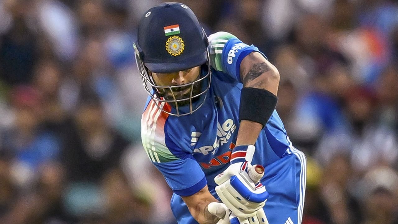 കോഹ്ലിയും വാര്‍ണറും നടത്തിയ സംഭാഷണത്തിന്റെ വീഡിയോ ദൃശ്യങ്ങള്‍ സോഷ്യല്‍ മീഡിയയില്‍ പ്രചരിക്കുന്നുണ്ട്. നിരവധി പേരാണ് വീഡിയോ കണ്ടത്. എന്തായാലും സംഭാഷണ രഹസ്യം വാര്‍ണര്‍ വെളിപ്പെടുത്തിയതോടെ വീഡിയോയിലെ കൗതുകം അവസാനിച്ചു (Image Credit: PTI)