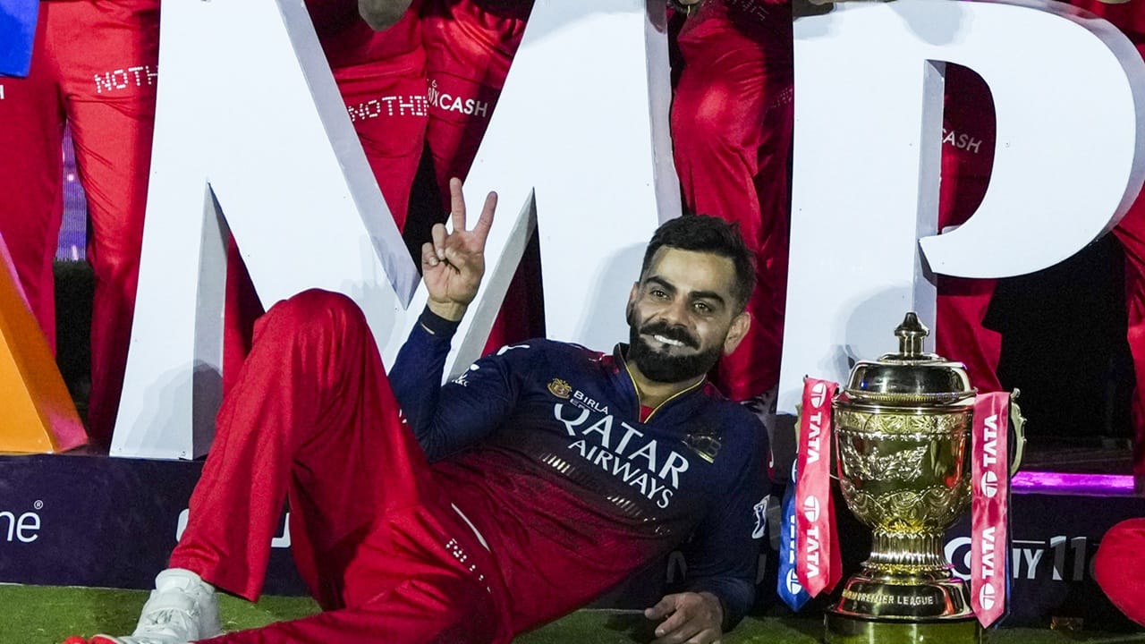 ദീര്‍ഘകാലത്തെ കാത്തിരിപ്പിന് വിരാമമിട്ട് മുന്‍സീസണില്‍ ആര്‍സിബി ഐപിഎല്‍ ട്രോഫി സ്വന്തമാക്കിയിരുന്നു. മുന്‍ നായകനായ കോഹ്ലിക്ക് കഴിഞ്ഞ സീസണില്‍ ക്യാപ്റ്റന്‍സി വാഗ്ദാനം ചെയ്തപ്പോള്‍ അദ്ദേഹം നിരസിച്ചെന്നായിരുന്നു റിപ്പോര്‍ട്ട്. തുടര്‍ന്ന് രജത് പട്ടീദാര്‍ ക്യാപ്റ്റനായി (Image Credits: PTI)