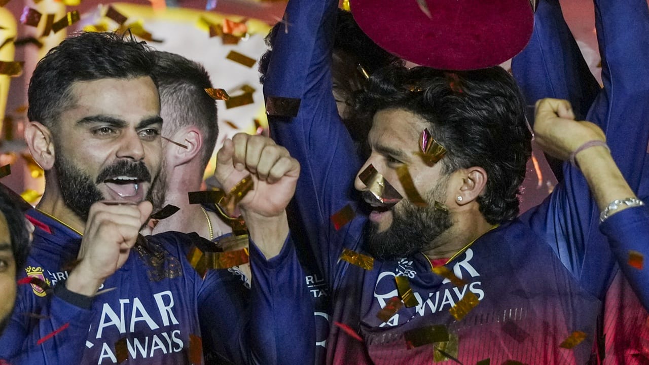 എന്നാല്‍ ഐപിഎല്ലില്‍ നിന്നോ, ആര്‍സിബിയില്‍ നിന്നോ കോഹ്ലി പിന്മാറിയേക്കില്ലെന്ന് മുന്‍ താരം ആകാശ് ചോപ്ര പറഞ്ഞു. വാണിജ്യ കരാര്‍ പുതുക്കിയില്ലെങ്കില്‍ അതിനര്‍ത്ഥം വിരമിക്കുന്നുവെന്നല്ലെന്ന് ചോപ്ര ചൂണ്ടിക്കാട്ടി. പ്ലേയിങ് കരാറിന് പുറമെയുള്ള സൈഡ് കരാര്‍ മാത്രമാണ് വാണിജ്യ കരാറെന്നും ചോപ്ര പറഞ്ഞു (Image Credits: PTI)