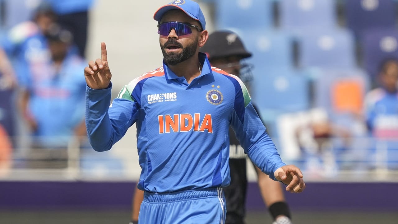 അപ്പോഴാണ് ആരാധകര്‍ക്ക് കാര്യങ്ങള്‍ വ്യക്തമായത്. റോണ്‍ (Wrogn) എന്ന യൂത്ത് ഫാഷന്‍ ബ്രാന്‍ഡിന്റെ പ്രമോഷന്റെ ഭാഗമായി കോഹ്ലി പങ്കുവച്ച ട്വീറ്റായിരുന്നു ഇത്. താരം പ്രമോഷന്‍ വീഡിയോയും പങ്കുവച്ചിട്ടുണ്ട്  (Image Credits: PTI)