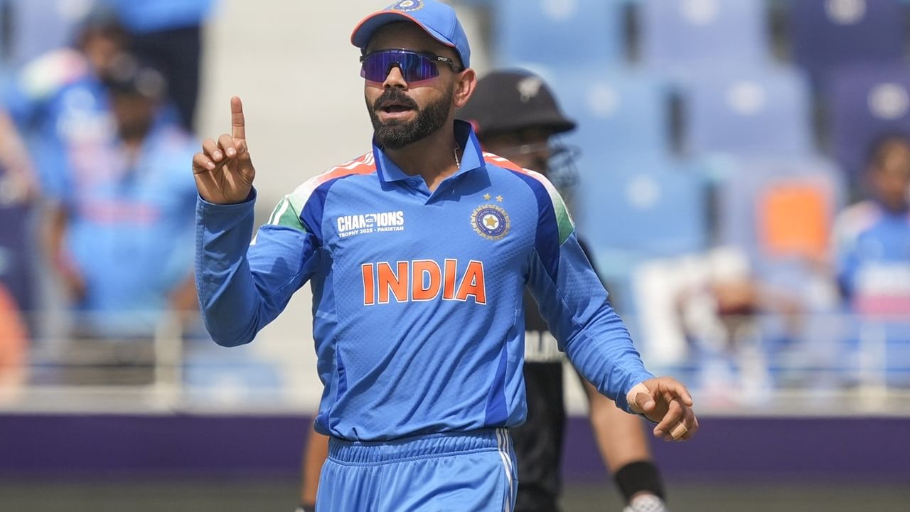 അപ്പോഴാണ് ആരാധകര്‍ക്ക് കാര്യങ്ങള്‍ വ്യക്തമായത്. റോണ്‍ (Wrogn) എന്ന യൂത്ത് ഫാഷന്‍ ബ്രാന്‍ഡിന്റെ പ്രമോഷന്റെ ഭാഗമായി കോഹ്ലി പങ്കുവച്ച ട്വീറ്റായിരുന്നു ഇത്. താരം പ്രമോഷന്‍ വീഡിയോയും പങ്കുവച്ചിട്ടുണ്ട്  (Image Credits: PTI)