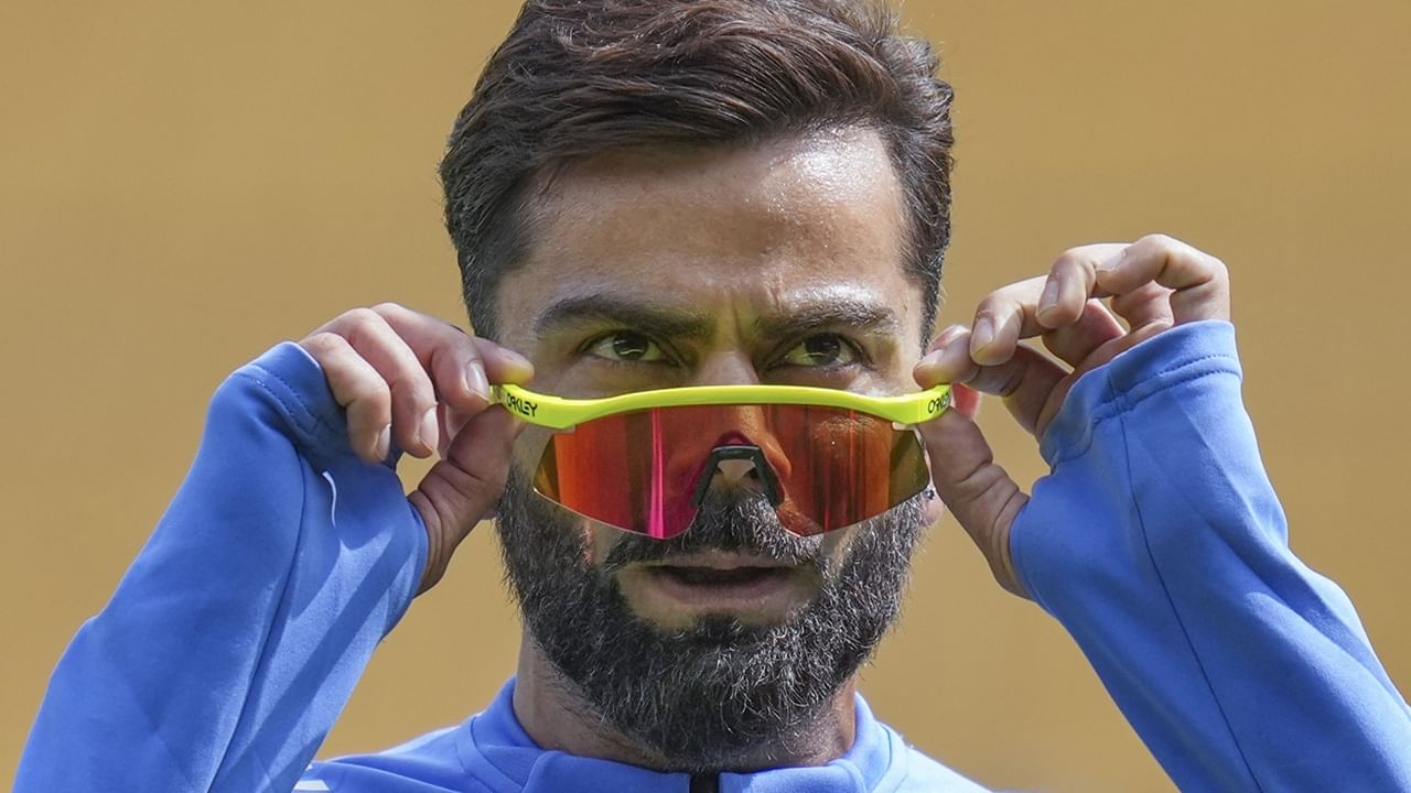 ഓസ്‌ട്രേലിയക്കെതിരായ ഏകദിന പരമ്പരയ്ക്കുള്ള തയ്യാറെടുപ്പിലാണ് ഇന്ത്യന്‍ ടീം. താരങ്ങള്‍ ഓസ്‌ട്രേലിയയിലേക്ക് കഴിഞ്ഞ ദിവസം പുറപ്പെട്ടിരുന്നു. രോഹിത് ശര്‍മയും, വിരാട് കോഹ്ലിയും ആദ്യ ബാച്ച് സംഘത്തിലുണ്ടായിരുന്നു. ടെസ്റ്റ്, ടി20 ഫോര്‍മാറ്റുകളില്‍ നിന്ന് വിരമിച്ച കോഹ്ലിയും രോഹിതും രാജ്യാന്തര ക്രിക്കറ്റിലേക്ക് തിരിച്ചെത്തുന്നത് ഈ മത്സരത്തിലാണ് (Image Credits: PTI)